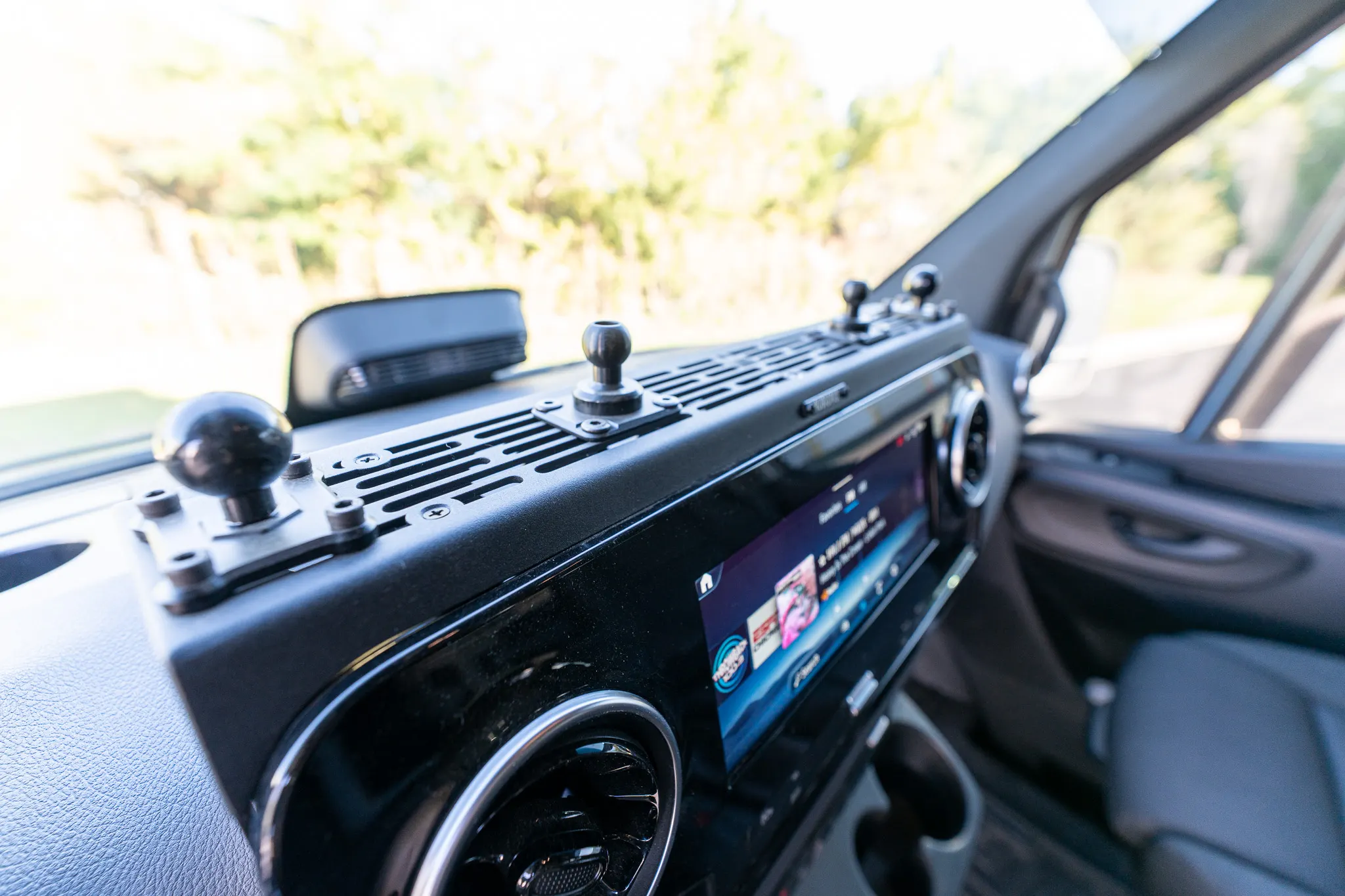 The dash accessory mount above the screen